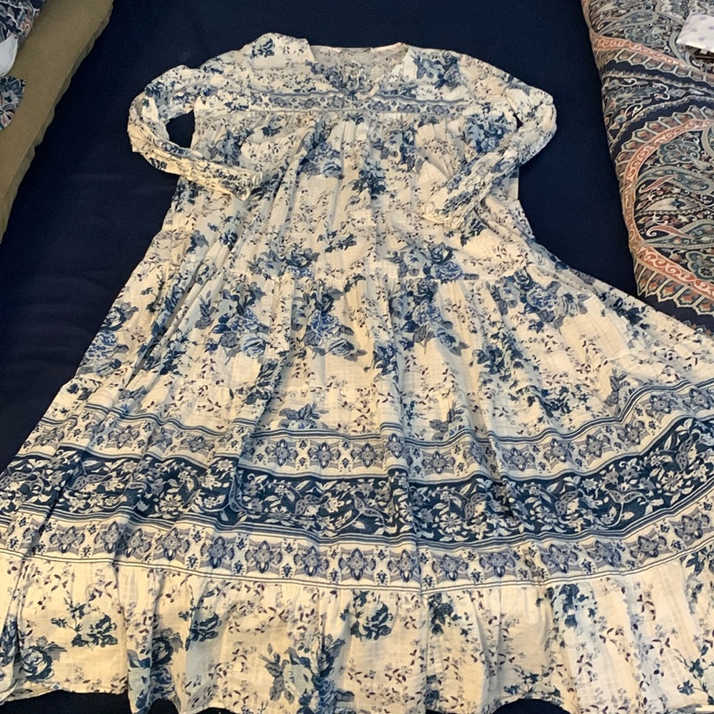 A beautiful  Zara Maxi dress, full sleeves made with comfortable material.